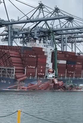 [뉴시스] 컨테이너 67개가 바다 위로 떨어진다. (영상=FOX LA) 2025.090.10. *재판매 및 DB 금지