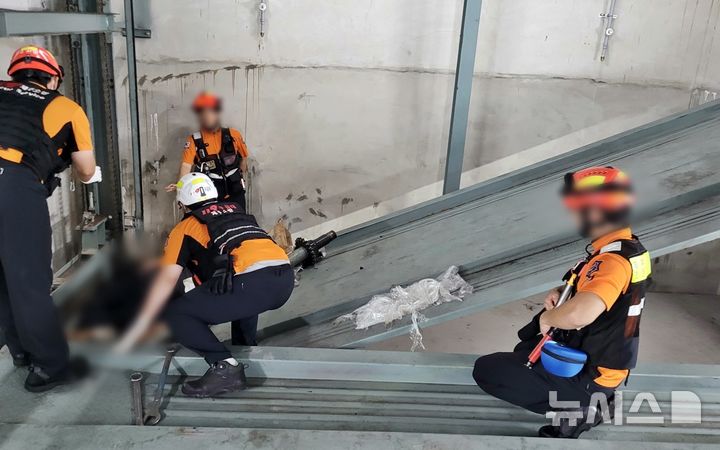 [제주=뉴시스] 11일 오후 오후 2시45분께 제주시 연도의 한 숙박업소 기계식 주차장에서 수리공 3명이 추락하는 사고가 발생해 소방당국이 구조 작업을 벌이고 있다. (사진=제주소방안전본부 제공) 2025.09.11. photo@newsis.com 