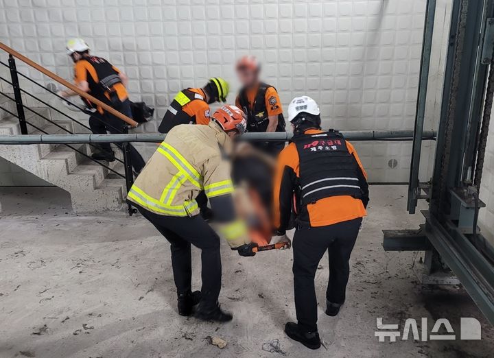 [제주=뉴시스] 11일 오후 오후 2시45분께 제주시 연도의 한 숙박업소 기계식 주차장에서 수리공 3명이 추락하는 사고가 발생해 소방당국이 구조 작업을 벌이고 있다. (사진=제주소방안전본부 제공) 2025.09.11. photo@newsis.com 