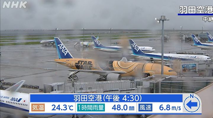 [서울=뉴시스]일본 수도 도쿄(都)도 등에서 폭우와 천둥번개 등 영향으로 하네다(羽田) 국제공항 11일 오후 3시께부터 항공기 이륙이 전면 중단됐다고 현지 공영 NHK가 보도했다. 사진은 NHK 보도 장면 갈무리. <사진캡처=NHK> *DB 및 재판매 금지. 