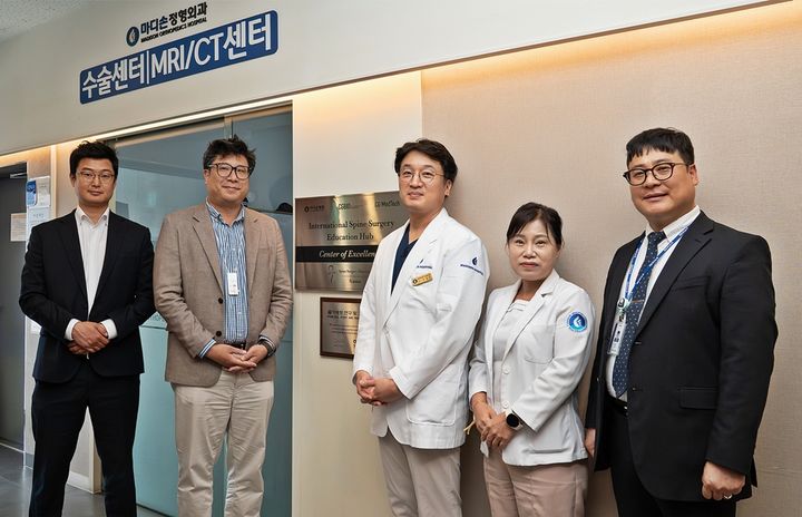 [서울=뉴시스] 정효철 시지바이오 사업부장(가운데 왼쪽), 이호진 마디손병원 대표원장(가운데 오른쪽) 등 관계자들이 현판식 후 기념촬영을 하고 있다. (사진=시지바이오 제공) 2025.09.13. photo@newsis.com *재판매 및 DB 금지