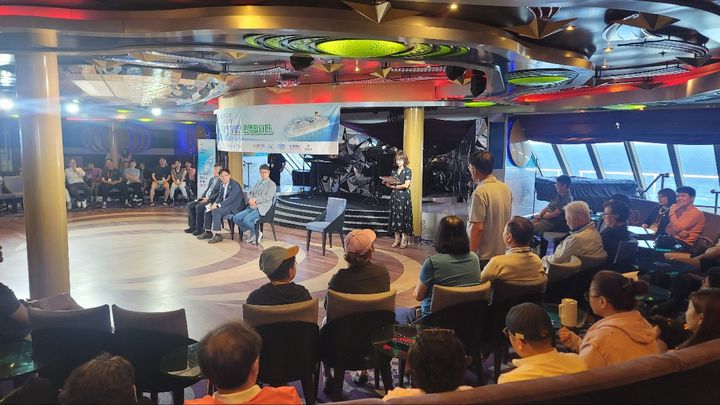 [속초=뉴시스] 11일 속초시가 코스트세레나호의 루나 라운지에서 속초시민 크루즈 체험단 간담회를 개최하고 있다.(사진=속초시 제공)photo@newsis.com *재판매 및 DB 금지