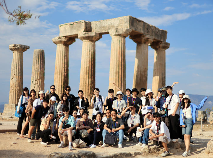 [서울=뉴시스] 신세계그룹은 인문학 사회공헌 프로젝트 지식향연을 12년째 진행 중이다. 지난 8월에는 그리스로 열흘간의 그랜드투어를 다녀오기도 했다. (사진=신세계그룹 제공) *재판매 및 DB 금지