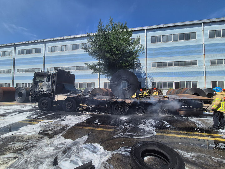 [당진=뉴시스] 11일 오후 12시12분께 충남 당진시 송악읍의 한 철강공장 내부 25t 화물차에서 불이 나 해당 차량이 모두 타고 적재함에 있던 코일 하나가 그을음 피해를 입었다. (사진=당진소방서 제공) 2025.09.11. photo@newsis.com *재판매 및 DB 금지