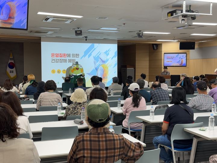 [대구=뉴시스] 대구시 수성구는 2025년 하반기 공공일자리사업 참여자 80여명을 대상으로 산업안전보건교육을 실시했다. (사진 = 대구시 수성구 제공) 2025.09.11. photo@newsis.com *재판매 및 DB 금지