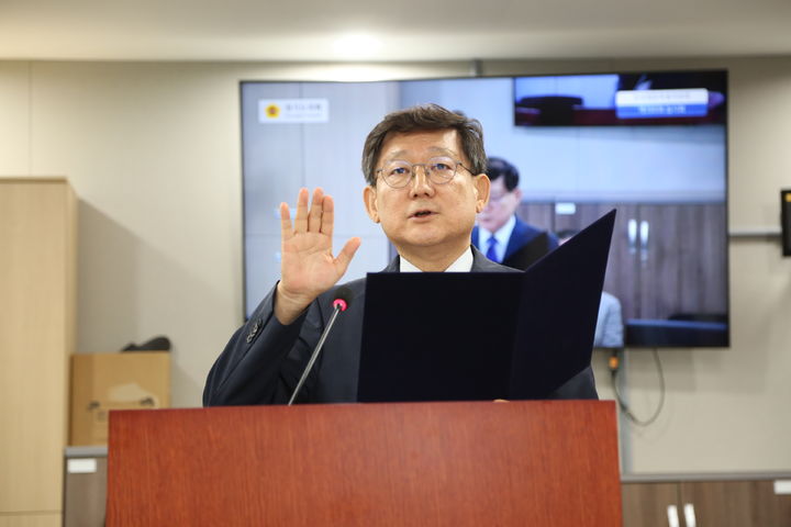 [수원=뉴시스] 남양호 경기도사회적경제원 원장 후보자가 11일 경기도의회 인사청문특별위원회 인사청문회에서 발언하고 있다. (사진=경기도의회 제공) 2025.09.11. photo@newsis.com *재판매 및 DB 금지