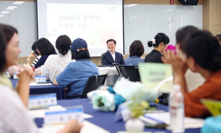 [광명=뉴시스]박승원 광명시장이 11일 평생학습원에서 느슨한학교장 50여명과 간담회를 갖고 기념사진을 촬영하고 있다.(사진=광명시 제공)2025.09.11.photo@newsis.com *재판매 및 DB 금지