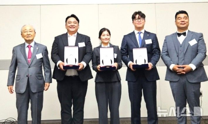 [포항=뉴시스] 송종욱 기자 = 11일 경기도 고양시 킨텍스에서 열린 'K-BATTERY SHOW 2025 혁신상' 시상식’에서 포항의 (주)다원화학이 최우수상을 수상했다. 사진은 이은솔(가운데) 대표가 최우수상을 수상한 후 기념 촬영하는 모습. (사진=포항시 제공) 2025.09.11. photo@newsis.com 