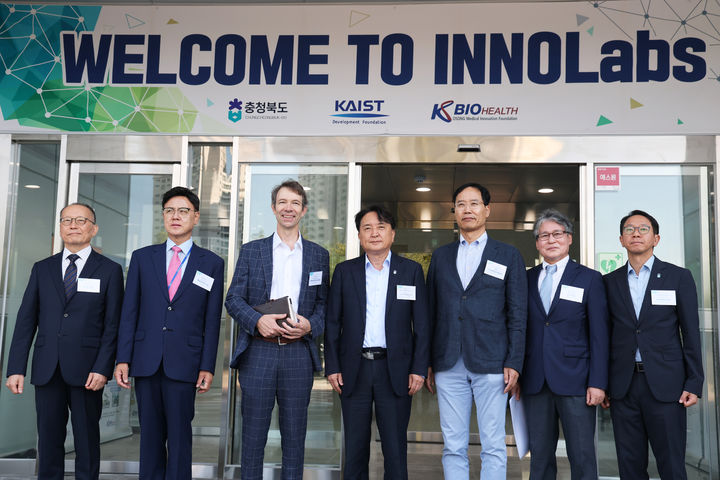 [청주=뉴시스] 글로벌 바이오 스타트업 인큐베이터 랩센트럴과 바이오랩스 요하네스 프루에하우프(Johannes Fruehauf·왼쪽 세번째) 회장이 11일 충북 청주 오송 바이오클러스터를 찾아 김영환(왼쪽 네번째) 충북지사 등 관계자들과 기념촬영하고 있다. (사진=충북도 제공) 2025.09.11. photo@newsis.com *재판매 및 DB 금지