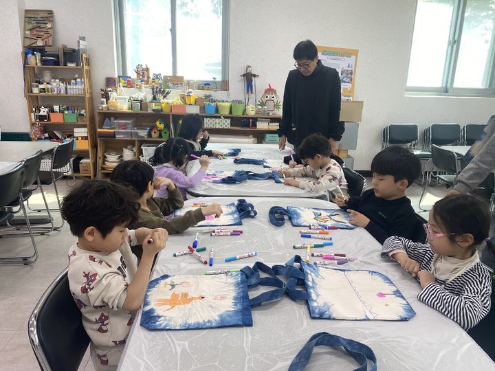 [광양=뉴시스] 섬진강끝들마을 천연염색 체험. (사진 제공 = 전남도). 2025.09.11. photo@newsis.com *재판매 및 DB 금지