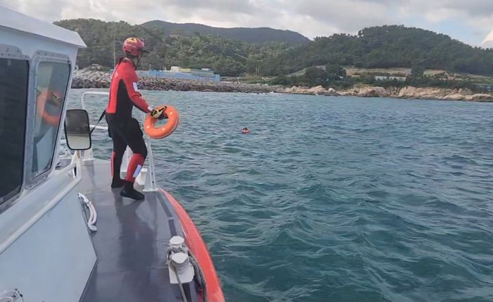 [울산=뉴시스] 박수지 기자 = 11일 오후 부산 기장군 월드컵방파제 인근 100m 해상에서 50대 남성 A씨가 표류해 해경이 구조작업을 벌이고 있다. (사진=해경 제공) 2025.09.11. photo@newsis.com *재판매 및 DB 금지