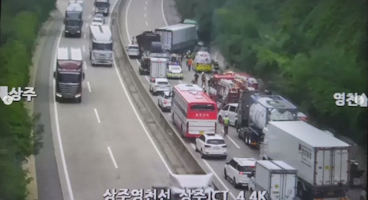 [상주=뉴시스] 상주영천고속도로 추돌 사고. (사진=경북소방본부 제공) 2025.09.11 photo@newsis.com *재판매 및 DB 금지