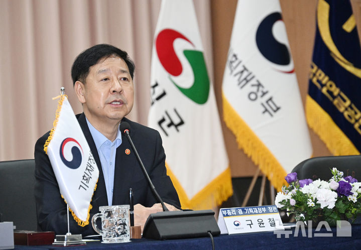 [임실=뉴시스] 구윤청 경제부총리 겸 기획재정부 장관이 11일 전북 임실을 찾아 지방살리기 상생소비 자매결연 업무협약식에서 발언하고 있다. (사진 = 기재부 제공) 2025.09.11. 