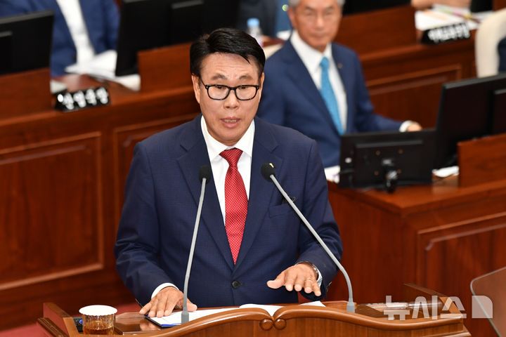 [창원=뉴시스]경남도의회 주봉한(김해5) 의원이 11일 제426회 임시회 제3차 본회의에서 도정질문을 통해 '비음산터널' 조기 착공을 촉구하고 있다.(사진=경남도의회 제공) 2025.09.11. photo@newsis.com