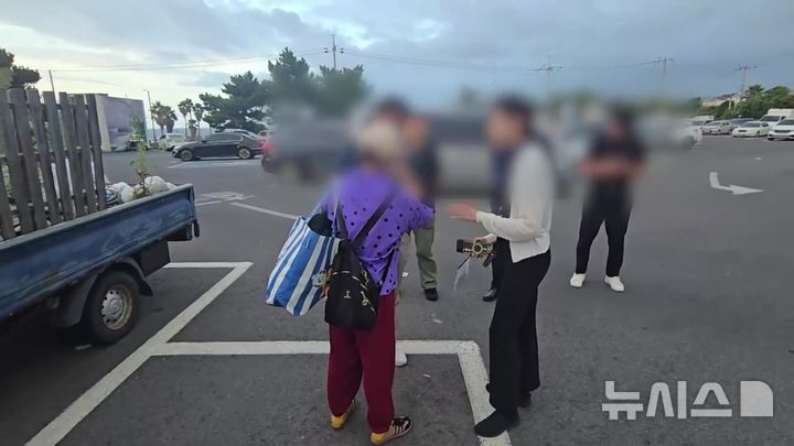 [제주=뉴시스] 제주지방해양경찰청이 11일 오후 제주시 용담동 소재 공원 주차장에서 밀입국 피의자 중국인 여성을 검거하고 있다. (사진=제주지방해양경찰청 제공) 2025.09.11. photo@newsis.com