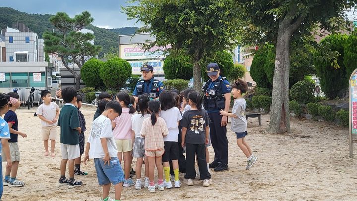 [안동=뉴시스] 경북경찰청은 전국에서 아동 유인 사건이 잇따르자 모방 범죄를 차단하고 선제적 대응을 위해 경찰력을 총동원한다. (사진 = 경북경찰청 제공) 2025.09.11. photo@newsis.com *재판매 및 DB 금지