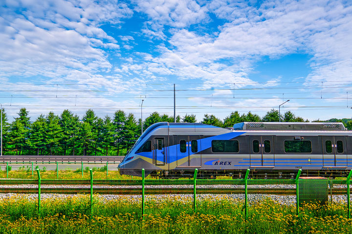 [서울=뉴시스] 공항철도 신규 전동차 1편성(6칸)이 오는 15일부터 서울역~인천공항2터미널역 노선에 첫 투입된다. 사진은 공항철도 신규 전동열차의 모습. 2025.09.11. (사진=공항철도 제공) photo@newsis.com *재판매 및 DB 금지