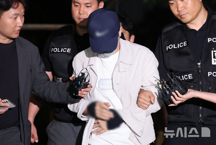 [서울=뉴시스] 권창회 기자 = 삼부토건 주가조작 의혹 사건의 '키맨' 이기훈씨가 목포에서 체포돼 11일 서울 종로구 김건희 특검팀으로 호송되어 오고 있다. 2025.09.11. kch0523@newsis.com