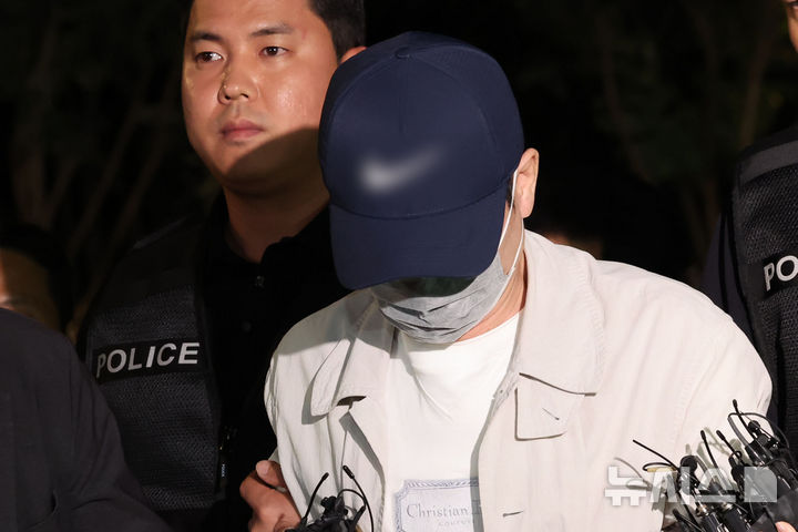 [서울=뉴시스] 권창회 기자 = 삼부토건 주가조작 의혹 사건의 '키맨' 이기훈씨가 목포에서 체포돼 지난 11일 서울 종로구 김건희 특검팀으로 호송되어 오고 있다. 2025.09.11. kch0523@newsis.com