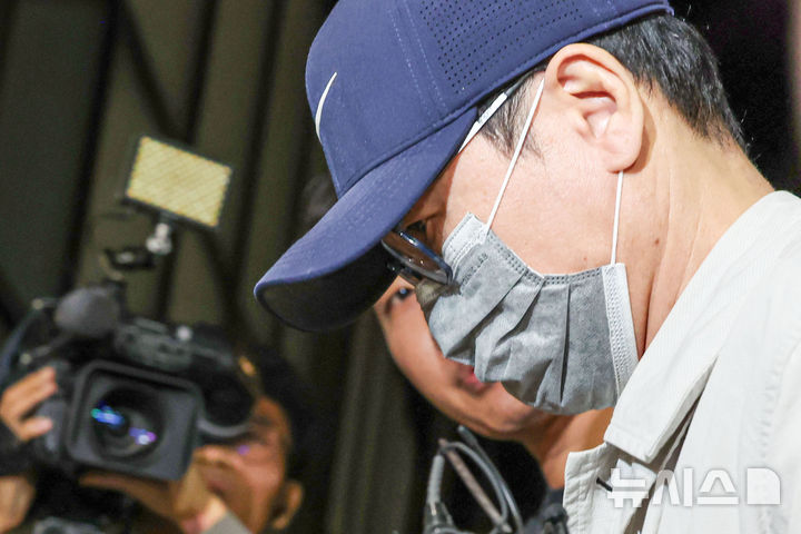 [서울=뉴시스] 권창회 기자 = 삼부토건 주가조작 의혹 사건의 '키맨' 이기훈씨가 목포에서 체포돼 11일 서울 종로구 김건희 특검팀으로 호송되어 오고 있다. 2025.09.11. kch0523@newsis.com