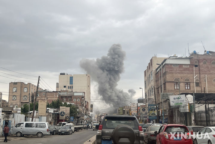 [ 사나= 신화/뉴시스] 예멘의 후티반군 지역 사나에서 2025년 9월 10일 이스라엘군 공습으로 폭격을 당한 건물이 연기를 내뿜고  사망자 9명 부상자 118명이 발생했다. 후티군은 이란군을 지원하기 위해 올해 3월 28일부터 이스라엘에 대한 공격을 재개했다.  2026.04.05.