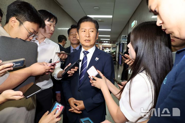 [서울=뉴시스] 조성봉 기자 = 정청래 더불어민주당 대표가 11일 오전 서울 여의도 국회에서 취재진의 질문세례를 받고 있다. 정 대표는 3대 특검법 협상안과 관련해 “지도부 뜻과 달라 재협상을 지시했다”고 밝혔다. 2025.09.11. suncho21@newsis.com