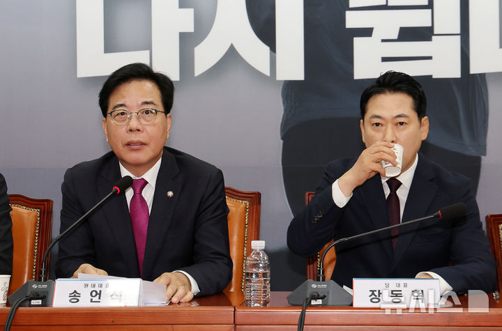 [서울=뉴시스] 김명년 기자 = 송언석 국민의힘 원내대표가 11일 오전 서울 여의도 국회에서 열린 최고위원회의에 참석해 발언하고 있다. 이날 더불어민주당은 전날 국민의힘과 성사된 3대 특검법 수정안 합의를 파기했다. 2025.09.11. kmn@newsis.com