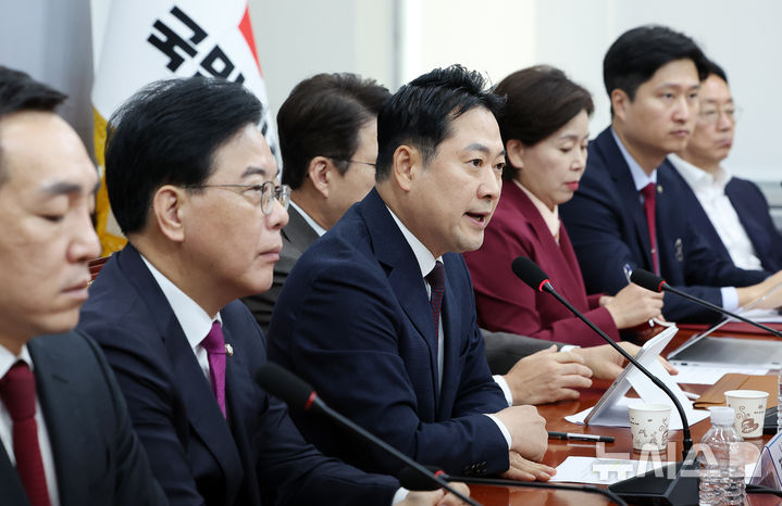 [서울=뉴시스] 김명년 기자 = 장동혁 국민의힘 당 대표가 11일 오전 서울 여의도 국회에서 열린 최고위원회의에서 물을 마시고 있다. 이날 더불어민주당은 전날 국민의힘과 성사된 3대 특검법 수정안 합의를 파기했다. 2025.09.11. kmn@newsis.com