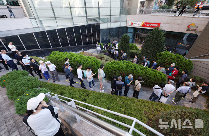 [서울=뉴시스] 김진아 기자 = 11일 서울 중구 서울중앙우체국 앞에 이재명 제21대 대통령 취임 기념우표를 사려는 시민들이 줄을 서고 있다.이 대통령의 취임 100일을 맞아 발행된 기념우표는 전지 22만 장(낱장 328만 장), 소형시트 45만 장, 기념우표첩 5만 부이다. 우표와 소형시트의 가격은 430원, 기념우표첩은 2만 7000원이다. 전국 총괄우체국과 인터넷우체국 등에서 구매할 수 있으며, 18∼19일 이틀간 한정수량(기념우표첩 기준 2만 부, 1인 1부)을 인터넷우체국에서 사전 예약할 수 있다. 2025.09.11. bluesoda@newsis.com