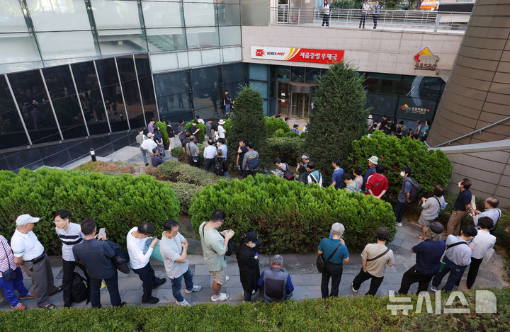 [서울=뉴시스] 김진아 기자 = 11일 서울 중구 서울중앙우체국 앞에 이재명 제21대 대통령 취임 기념우표를 사려는 시민들이 줄을 서고 있다.이 대통령의 취임 100일을 맞아 발행된 기념우표는 전지 22만 장(낱장 328만 장), 소형시트 45만 장, 기념우표첩 5만 부이다. 우표와 소형시트의 가격은 430원, 기념우표첩은 2만 7000원이다. 전국 총괄우체국과 인터넷우체국 등에서 구매할 수 있으며, 18∼19일 이틀간 한정수량(기념우표첩 기준 2만 부, 1인 1부)을 인터넷우체국에서 사전 예약할 수 있다. 2025.09.11. bluesoda@newsis.com