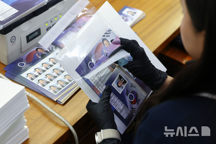 [서울=뉴시스] 김진아 기자 = 이재명 대통령 취임 100일 기념우표 판매가 시작된 11일 서울 중구 서울중앙우체국에서 한 시민이 우표를 사고 있다. 이 대통령의 취임 100일을 맞아 발행된 기념우표는 전지 22만 장(낱장 328만 장), 소형시트 45만 장, 기념우표첩 5만 부이다. 우표와 소형시트의 가격은 430원, 기념우표첩은 2만 7000원이다. 전국 총괄우체국과 인터넷우체국 등에서 구매할 수 있으며, 18∼19일 이틀간 한정수량(기념우표첩 기준 2만 부, 1인 1부)을 인터넷우체국에서 사전 예약할 수 있다. (공동취재) 2025.09.11. photo@newsis.com