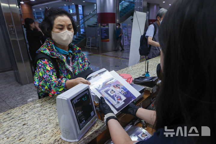 [서울=뉴시스] 김진아 기자 = 이재명 대통령 취임 100일 기념우표 판매가 시작된 11일 서울 중구 서울중앙우체국에서 한 시민이 우표를 사고 있다. 이 대통령의 취임 100일을 맞아 발행된 기념우표는 전지 22만 장(낱장 328만 장), 소형시트 45만 장, 기념우표첩 5만 부이다. 우표와 소형시트의 가격은 430원, 기념우표첩은 2만 7000원이다. 전국 총괄우체국과 인터넷우체국 등에서 구매할 수 있으며, 18∼19일 이틀간 한정수량(기념우표첩 기준 2만 부, 1인 1부)을 인터넷우체국에서 사전 예약할 수 있다. (공동취재) 2025.09.11. photo@newsis.com