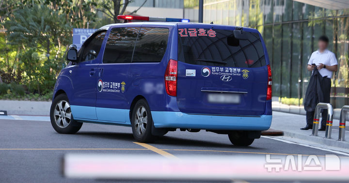 [서울=뉴시스] 김선웅 기자 = 삼부토건 주가조작 의혹 사건 핵심인물로 지목돼 도주 중 체포, 피의자 조사에 소환된 이기훈 삼부토건 부회장이 탑승한 호송차가 11일 서울 종로구 김건희특검팀(특별검사 민중기)으로 들어서고 있다. 2025.09.11. mangusta@newsis.com