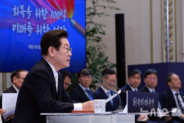 [서울=뉴시스] 고범준 기자 = 이재명 대통령이 11일 청와대 영빈관에서 열린 취임 100일 기자회견 '회복을 위한 100일, 미래를 위한 성장'에서 발언하고 있다. 2025.09.11. bjko@newsis.com