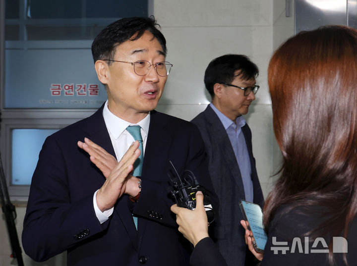 [서울=뉴시스] 홍효식 기자 = 신범철 전 국방부 차관이 11일 오전 서울 서초구 순직해병 특검 사무실에 피의자 신분으로 조사를 받기 위해 출석하고 있다. 2025.09.11. yesphoto@newsis.com