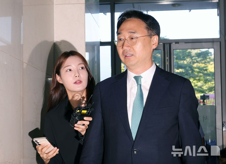 [서울=뉴시스] 홍효식 기자 = 신범철 전 국방부 차관이 11일 오전 서울 서초구 순직해병 특검 사무실에 피의자 신분으로 조사를 받기 위해 출석하고 있다. 2025.09.11. yesphoto@newsis.com