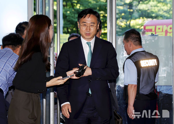 [서울=뉴시스] 홍효식 기자 = 신범철 전 국방부 차관이 11일 오전 서울 서초구 순직해병 특검 사무실에 피의자 신분으로 조사를 받기 위해 출석하고 있다. 2025.09.11. yesphoto@newsis.com