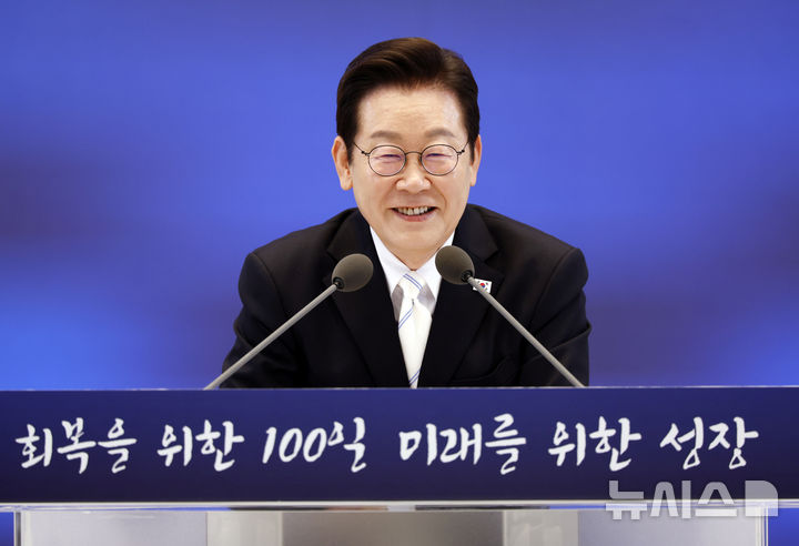 [서울=뉴시스] 최동준 기자 = 이재명 대통령이 11일 청와대 영빈관에서 열린 취임 100일 기자회견 '회복을 위한 100일, 미래를 위한 성장'에서 모두발언을 하고 있다. 2025.09.11. photocdj@newsis.com