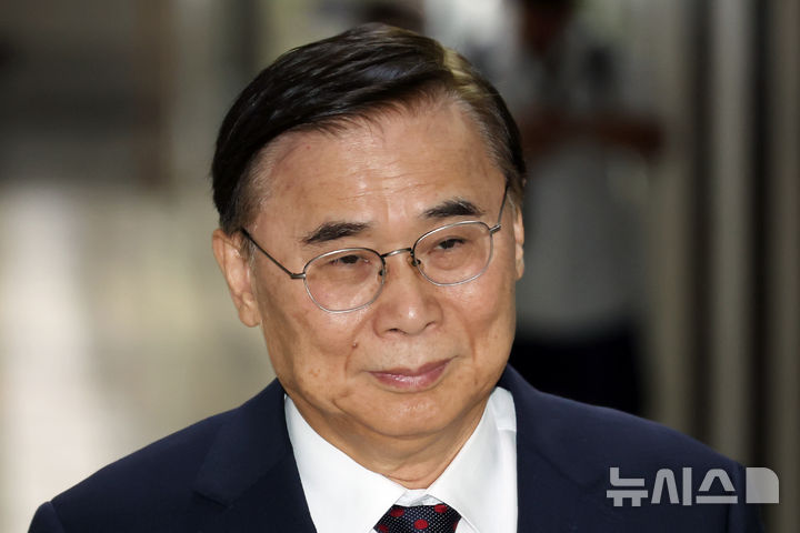 [서울=뉴시스] 고승민 기자 = 이종석 국가정보원장이 11일 서울 여의도 국회에서 열린 정보위원회 전체회의에 출석하고 있다. 2025.09.25. kkssmm99@newsis.com