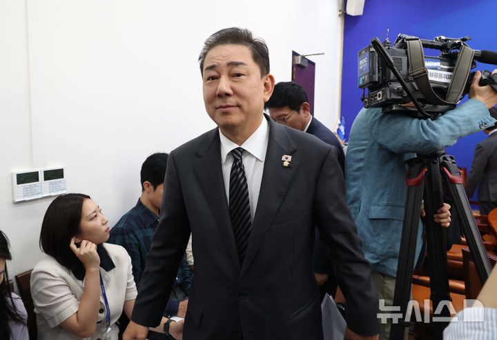 [서울=뉴시스] 조성봉 기자 =  김병기 더불어민주당 원내대표가 11일 오전 서울 여의도 국회에서 정책조정회의를 마치고 자리를 떠나고 있다. 2025.09.11. suncho2newsis.com