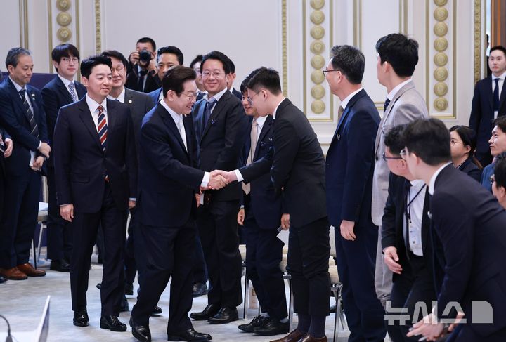 [서울=뉴시스] 고범준 기자 = 이재명 대통령이 11일 청와대 영빈관에서 열린 취임 100일 기자회견 '회복을 위한 100일, 미래를 위한 성장'에 입장해 기자들과 인사하고 있다. 2025.09.11. bjko@newsis.com