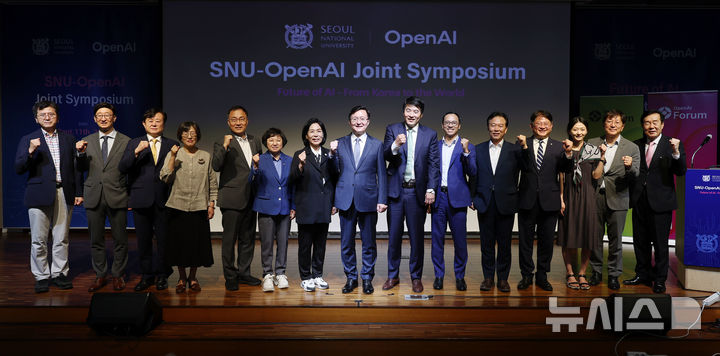 [서울=뉴시스] 조성우 기자 = 유홍림(왼쪽 여덟 번째부터) 서울대학교 총장과 제이슨 권 오픈AI 최고전략책임자(CSO)가 11일 오전 서울 관악구 서울대학교 글로벌공학교육센터에서 열린 서울대-오픈AI 공동 심포지엄에서 내빈들과 기념촬영을 하고 있다. 2025.09.11. xconfind@newsis.com