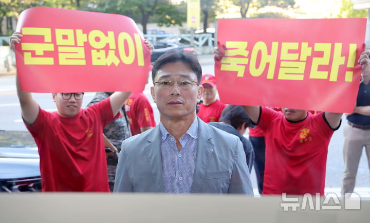 [서울=뉴시스] 홍효식 기자 = 임성근 전 해병대 1사단장이 11일 오전 서울 서초구 순직해병 특검 사무실에 면담을 하기 위해 방문한 가운데 출입이 통제돼 건물 밖에서 기다리고 있다. 2025.09.11. yesphoto@newsis.com