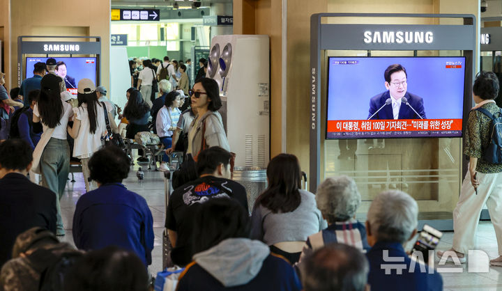 [서울=뉴시스] 정병혁 기자 = 11일 서울 중구 서울역에서 시민들이 TV를 통해 이재명 대통령 취임 100일 기자회견을 시청하고 있다. 2025.09.11. jhope@newsis.com