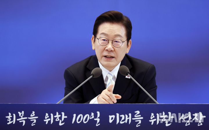 [서울=뉴시스] 최동준 기자 = 이재명 대통령이 11일 청와대 영빈관에서 열린 취임 100일 기자회견 '회복을 위한 100일, 미래를 위한 성장'에서 질문에 답변하고 있다. 2025.09.11. photocdj@newsis.com