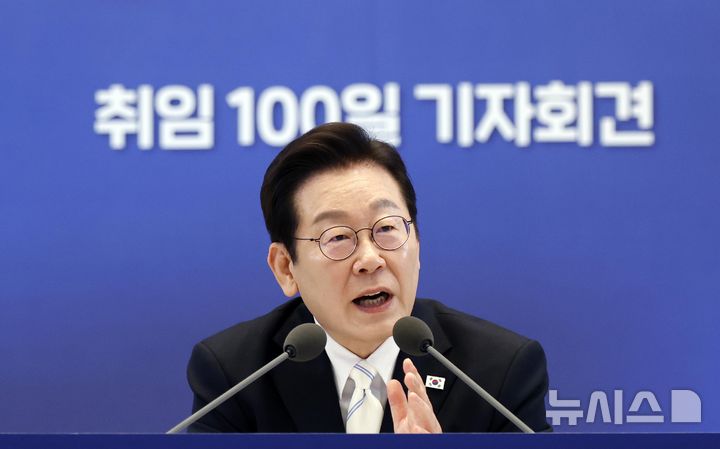 [서울=뉴시스] 최동준 기자 = 이재명 대통령이 11일 청와대 영빈관에서 열린 취임 100일 기자회견 '회복을 위한 100일, 미래를 위한 성장'에서 질문에 답변하고 있다. 2025.09.11. photocdj@newsis.com