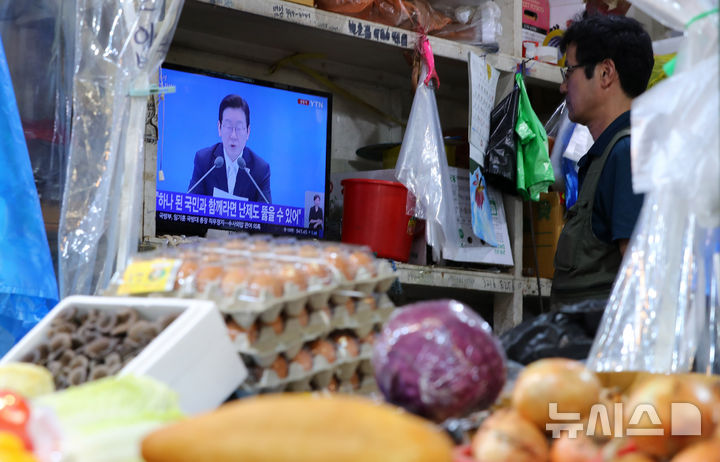 [서울=뉴시스] 김혜진 기자 = 11일 서울 서대문구 인왕시장에서 상인들이 TV를 통해 이재명 대통령 취임 100일 기자회견 중계를 보고 있다. 2025.09.11. jini@newsis.com