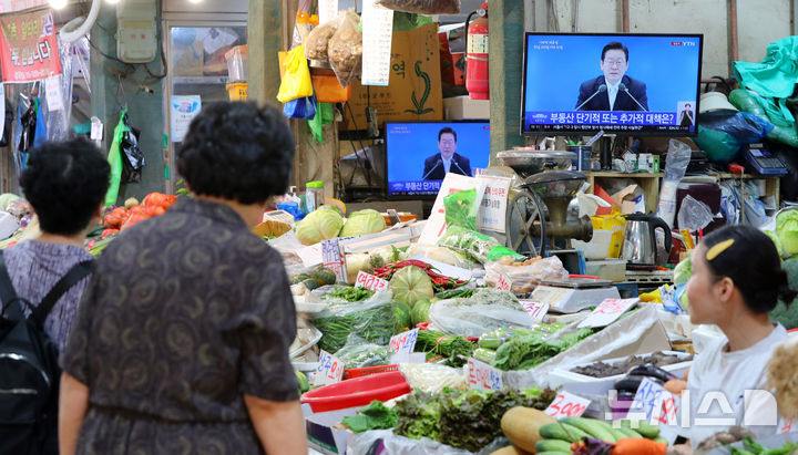 [서울=뉴시스] 김혜진 기자 = 사진은 지난 11일 서울 서대문구 인왕시장에서 상인들이 TV를 통해 이재명 대통령 취임 100일 기자회견 중계를 틀어놓고 있는 모습. 2025.09.11. jini@newsis.com