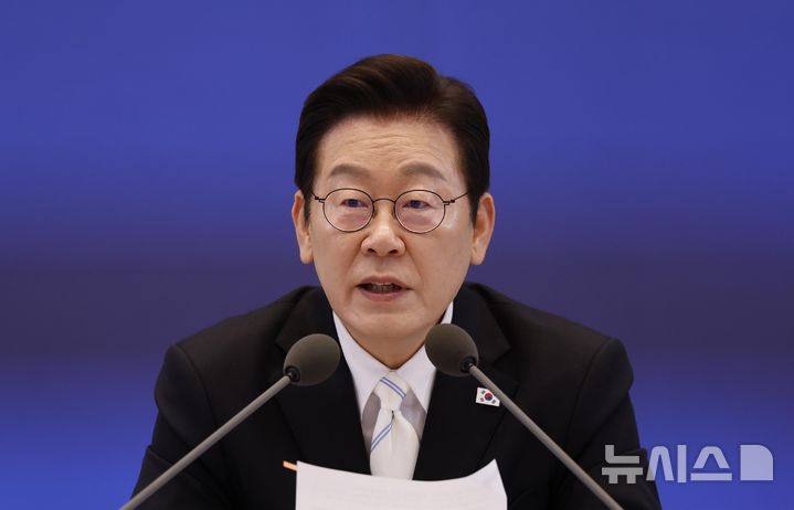 [서울=뉴시스] 최동준 기자 = 이재명 대통령이 11일 청와대 영빈관에서 열린 취임 100일 기자회견 '회복을 위한 100일, 미래를 위한 성장'에서 미국 조지아주 현대차-LG에너지솔루션 합작 배터리 공장 건설현장 구금 노동자 관련 발언을 하고 있다. 2025.09.11. photocdj@newsis.com