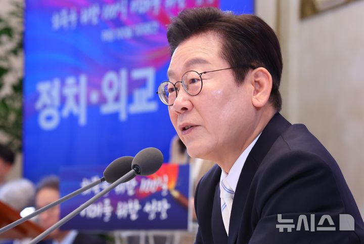 [서울=뉴시스] 고범준 기자 = 이재명 대통령이 11일 청와대 영빈관에서 열린 취임 100일 기자회견 '회복을 위한 100일, 미래를 위한 성장'에서 취재진 질문에 답하고 있다. (대통령실통신사진기자단) 2025.09.11. bjko@newsis.com